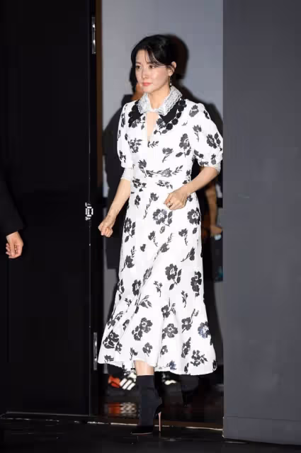 《大長今》李英愛依舊優雅，身穿黑白印花裙，感覺歲月沒留下痕跡