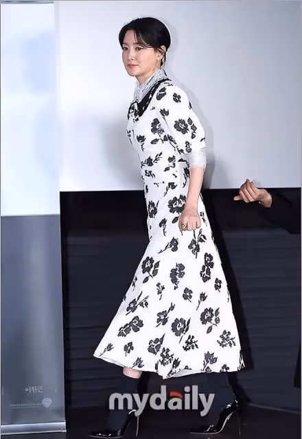 《大長今》李英愛依舊優雅，身穿黑白印花裙，感覺歲月沒留下痕跡