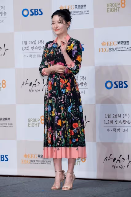 《大長今》李英愛依舊優雅，身穿黑白印花裙，感覺歲月沒留下痕跡
