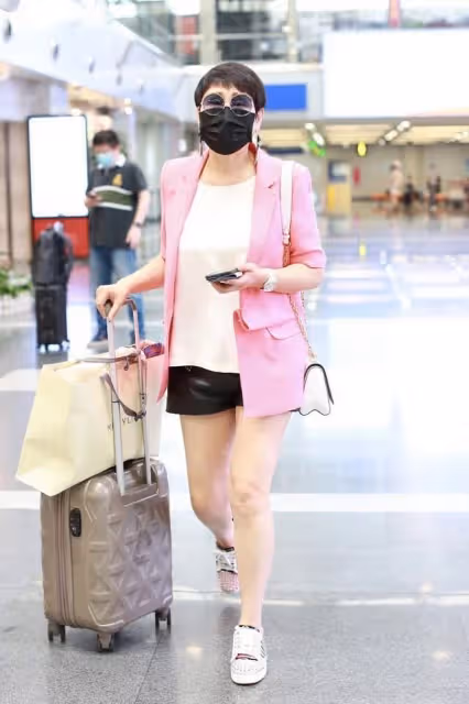 張凱麗真是不服老，私下裡穿著粉色西裝挺招搖的，但長腿更吸睛