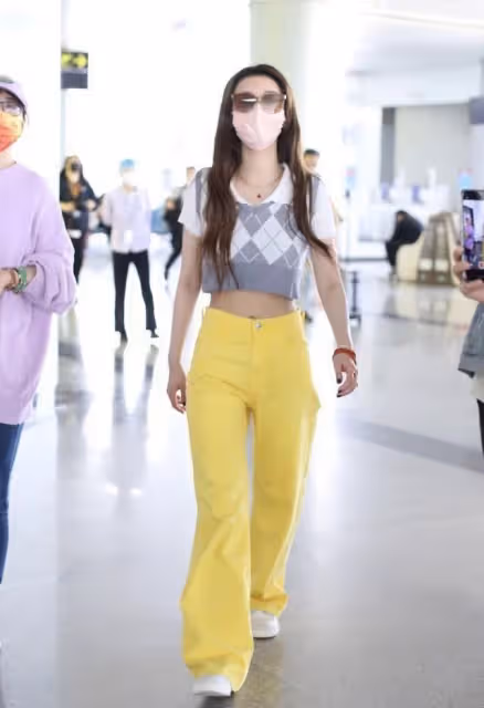 趙小棠不愧是女團成員，穿著「短一截」的針織背心，看著好瘦啊