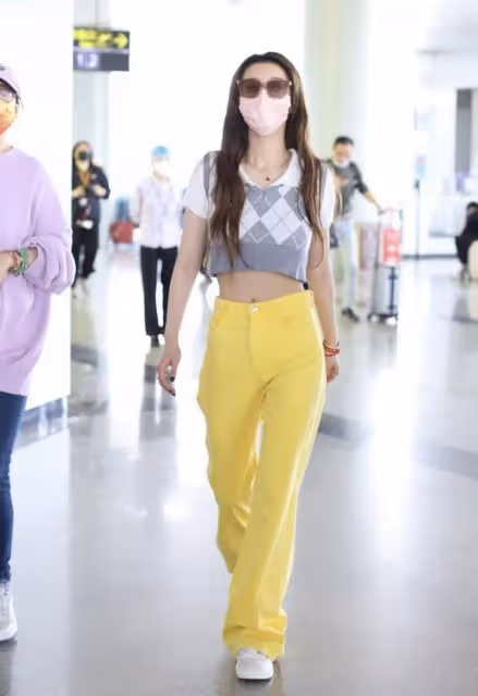 趙小棠不愧是女團成員，穿著「短一截」的針織背心，看著好瘦啊