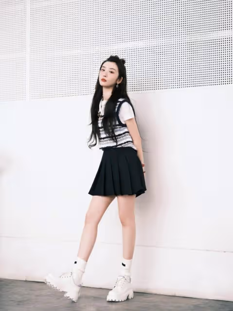 趙小棠不愧是女團成員，穿著「短一截」的針織背心，看著好瘦啊