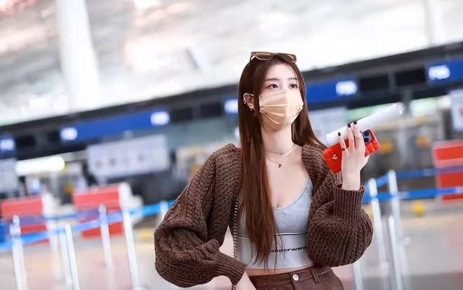 趙小棠不愧是女團成員，穿著「短一截」的針織背心，看著好瘦啊