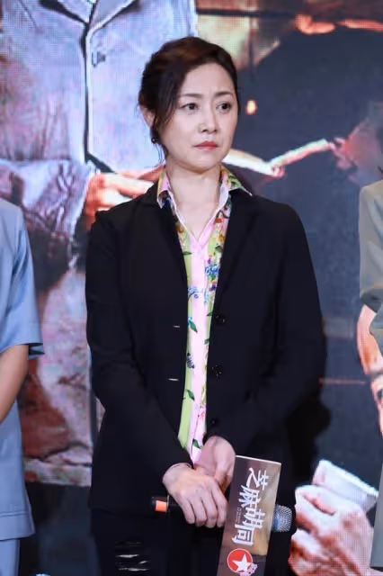 劉蓓穿衣挺膽大的，黑色西裝配花襯衫，不花哨反而穿出了優雅感