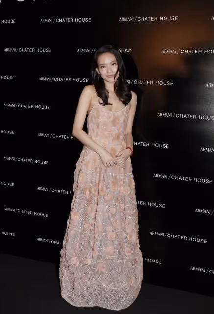 舒淇這造型真難駕馭，身穿一襲白色掛脖裙，看側面卻讓人心動了