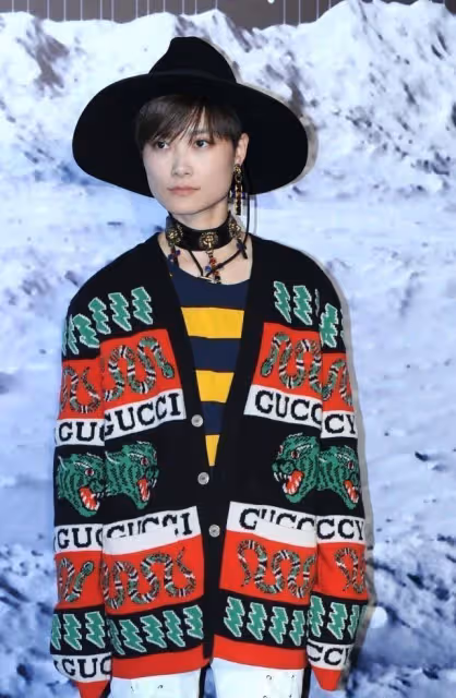 李宇春雖然氣場挺強的，但穿衣卻挺花哨，針織開衫看著太跳脫了