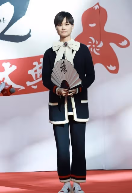 李宇春雖然氣場挺強的，但穿衣卻挺花哨，針織開衫看著太跳脫了