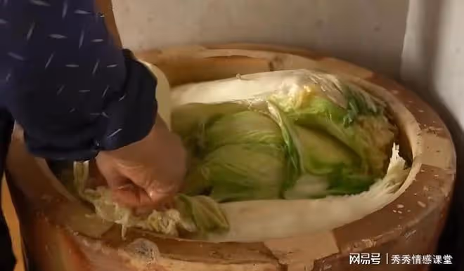 母親買房花費五塊錢買下原房東的酸菜缸，十多年後我以此發家