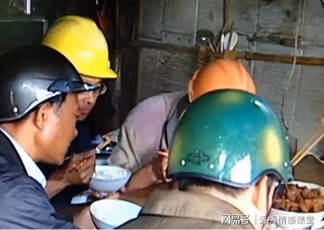 一戶人家吃飯必戴頭盔，平日緊閉門窗，專家趕來後才揭開真相