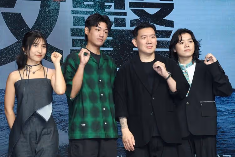 杜汶澤首演台劇《零日攻擊》　自嘲「被中共派來滲透」全場爆笑