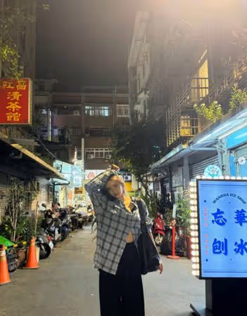 ITZY有娜打卡「萬華街道」！刨冰店意外入鏡　網嗨翻：要變成景點了