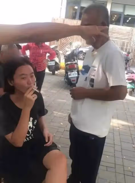 李坤城去世一年後,最令人擔心的事發生了,林靖恩和流浪漢廝混