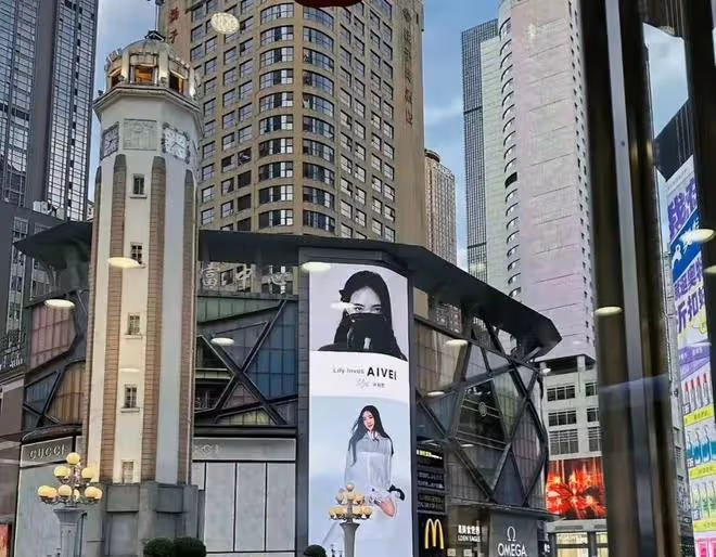 小S二女兒拍廣告被抵制,曾說英文是母語,品牌方回應已撤廣告牌
