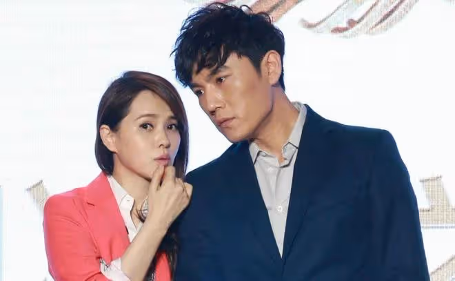 秦昊求婚伊能靜現場曝光,浪漫變搞笑,補妝插曲引發熱議