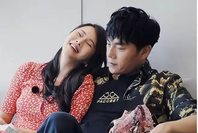 秦昊求婚伊能靜現場曝光,浪漫變搞笑,補妝插曲引發熱議