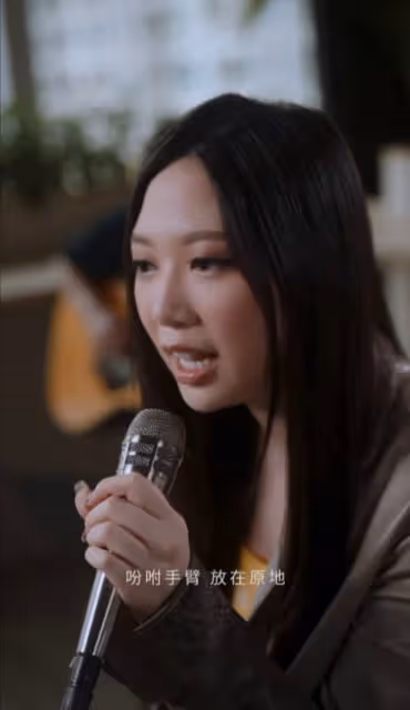 香港巨星漂亮女兒分享唱歌片段！打扮風格被指像某人氣港姐？