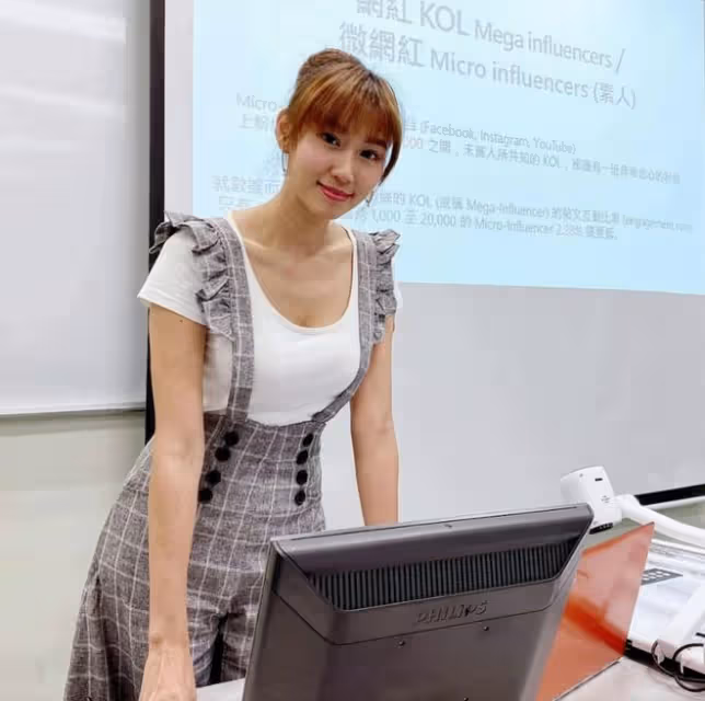42歲香港性感女藝人當了老師？難掩好身材！網民：好難專心聽講