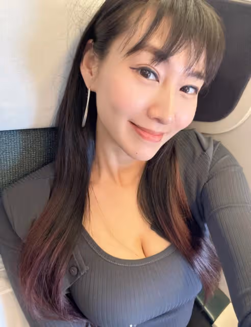 42歲香港性感女藝人當了老師？難掩好身材！網民：好難專心聽講
