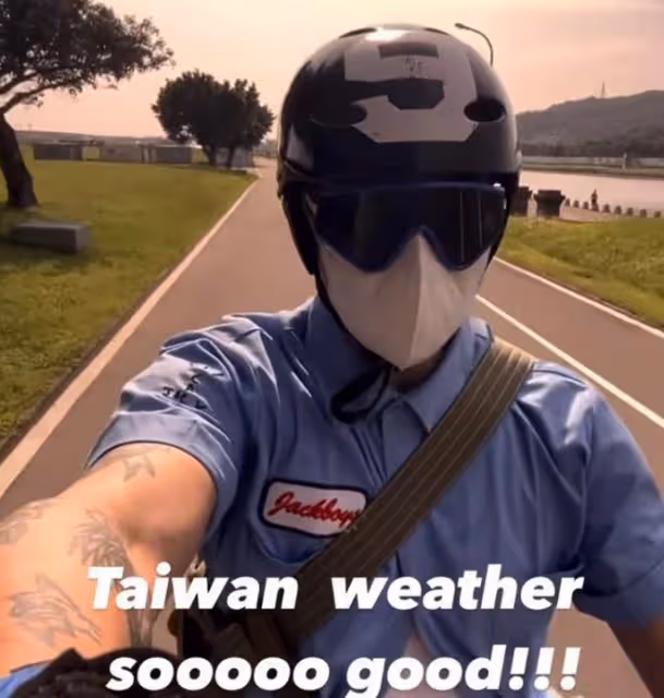 具俊曄回國後變強了,穿大S同款牛仔褲,留起鬍鬚擺造型自拍