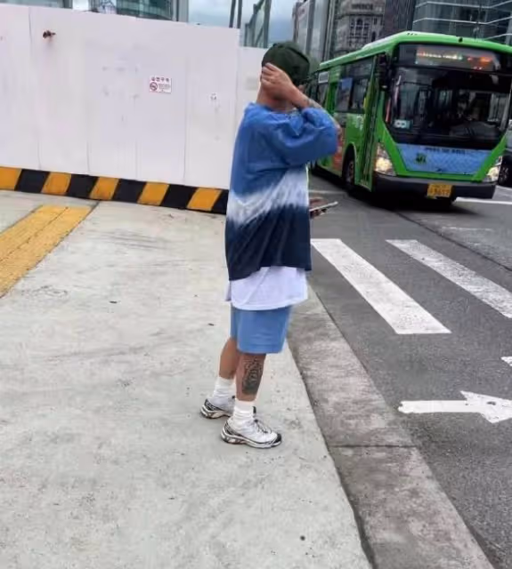 具俊曄回國後變強了,穿大S同款牛仔褲,留起鬍鬚擺造型自拍