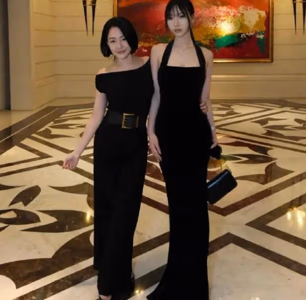 小S大女兒疑似回應:曬旅遊照心情不受影響,做誇張動作力挺妹妹