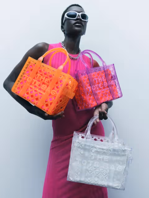 Marc Jacobs早秋端透明果凍包　美國性感歌手的丁字褲被看光光