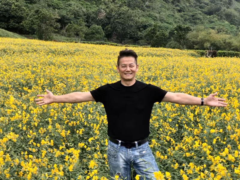 徐乃麟為愛棄當瓊瑤小生、樂當空中飛人!婚姻廝守35年,帶老婆走遍大江南北