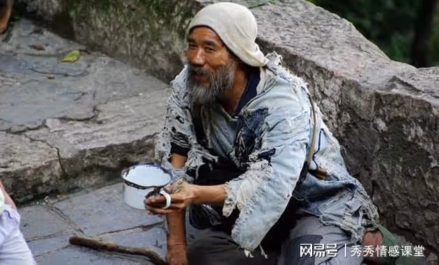 老漢蓋房，給了過路乞丐一塊肉，乞丐：房蓋好你必死