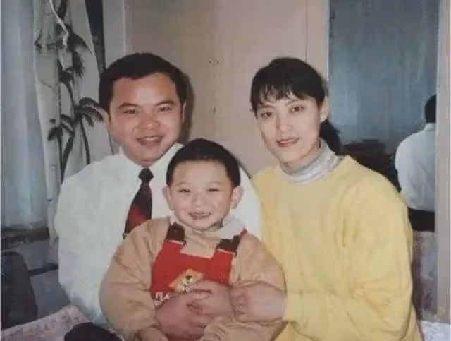 電影《抓娃娃》原型,小時候窮養,長大戴千萬名表