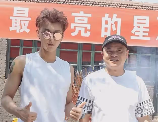 電影《抓娃娃》原型，小時候窮養，長大戴千萬名表