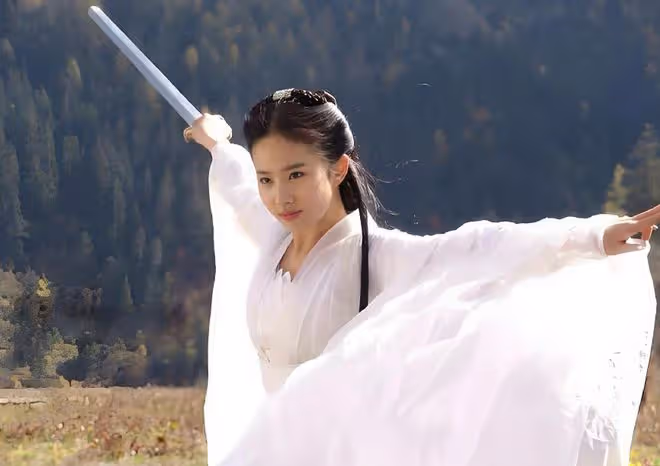 劉亦菲與乾爹陳金飛聚會,關係似乎不一般,糾纏多年背後真相曝光