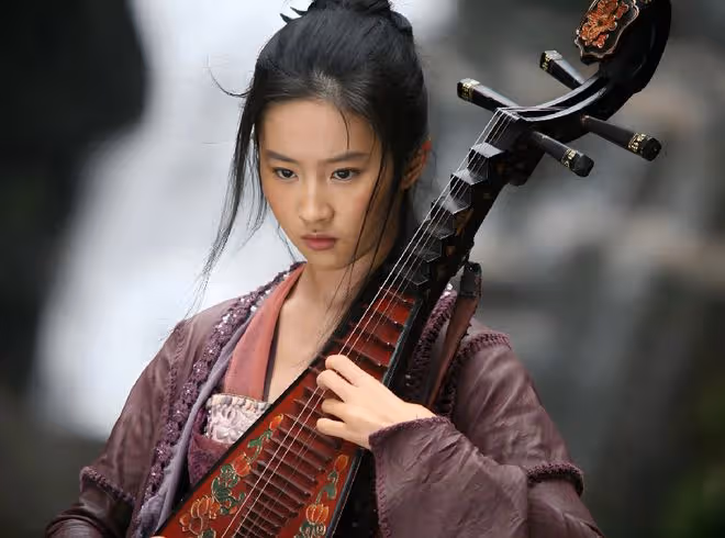 劉亦菲與乾爹陳金飛聚會,關係似乎不一般,糾纏多年背後真相曝光