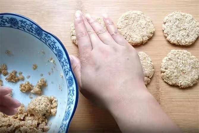 不用烤箱,不用糖,教你做燕麥餅乾,酥脆可口,減肥必備