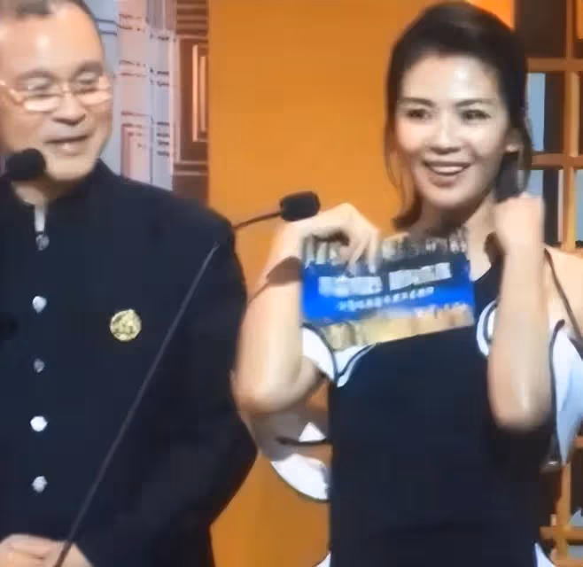 女星走光的尷尬瞬間：劉濤辣眼睛，劉嘉玲雲淡風輕，網友：注意點