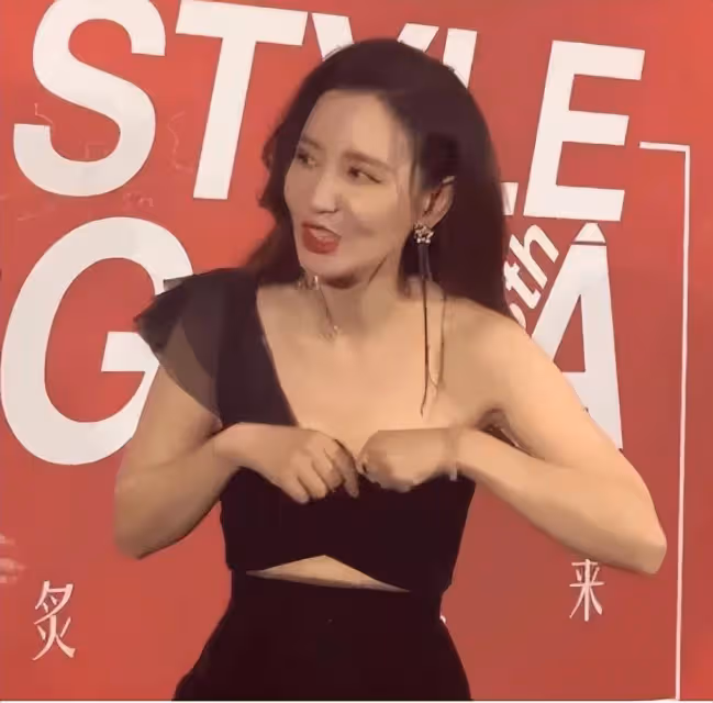 女星走光的尷尬瞬間：劉濤辣眼睛，劉嘉玲雲淡風輕，網友：注意點