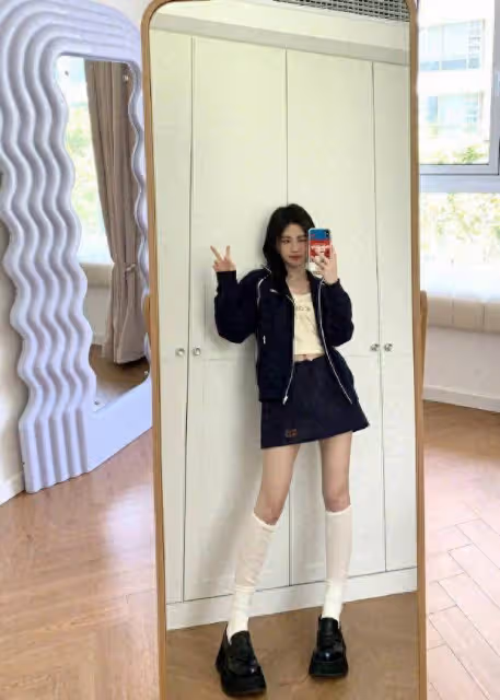 鞠婧禕學院風機場穿搭清純甜美,比心揮手超寵粉