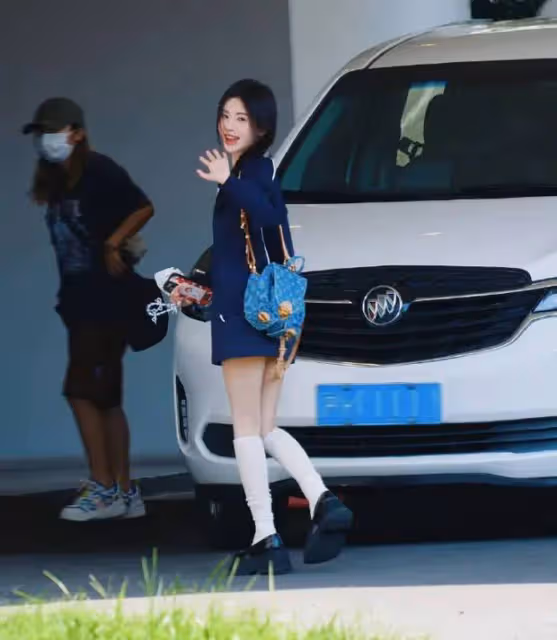 鞠婧禕學院風機場穿搭清純甜美,比心揮手超寵粉