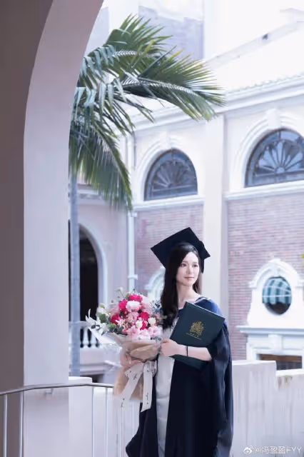 恭喜!TVB知名港姐冠軍碩士畢業,穿畢業袍露長腿在港大留倩影