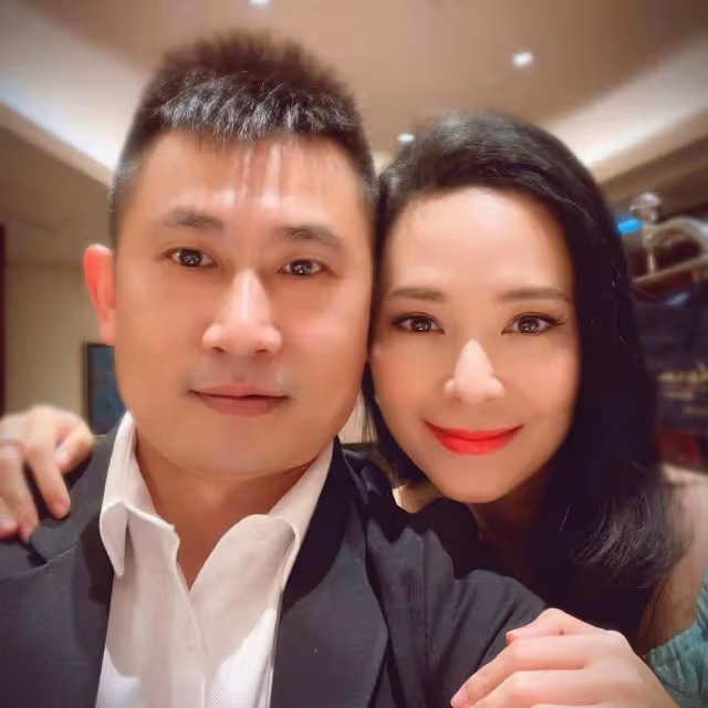 顏值抗打!50歲郭羨妮曬照慶生外貌如凍齡,曾情路坎坷後終遇真愛