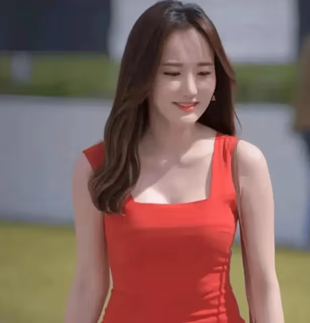 街頭倩影:紅色連衣裙美女街邊攝影,優雅又美麗