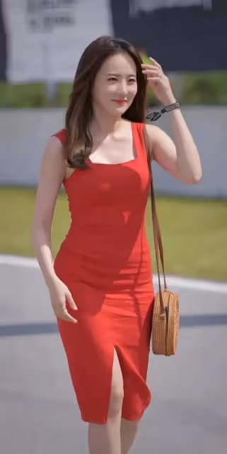 街頭倩影:紅色連衣裙美女街邊攝影,優雅又美麗