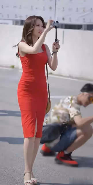 街頭倩影:紅色連衣裙美女街邊攝影,優雅又美麗