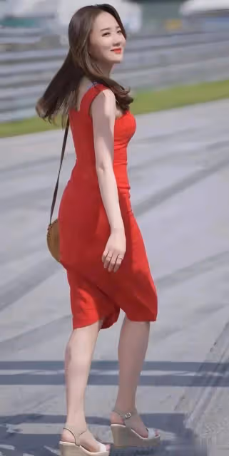 街頭倩影：紅色連衣裙美女街邊攝影，優雅又美麗