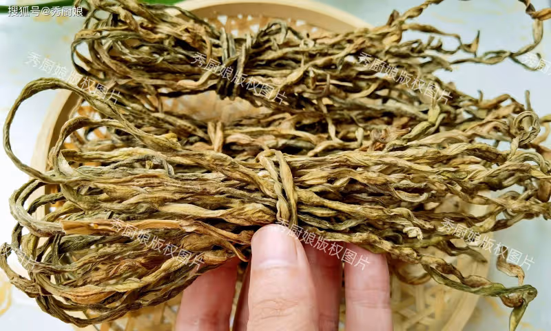 7月這菜使勁買，一次買20斤曬乾，吃一整年沒問題，燉菜燉肉真香