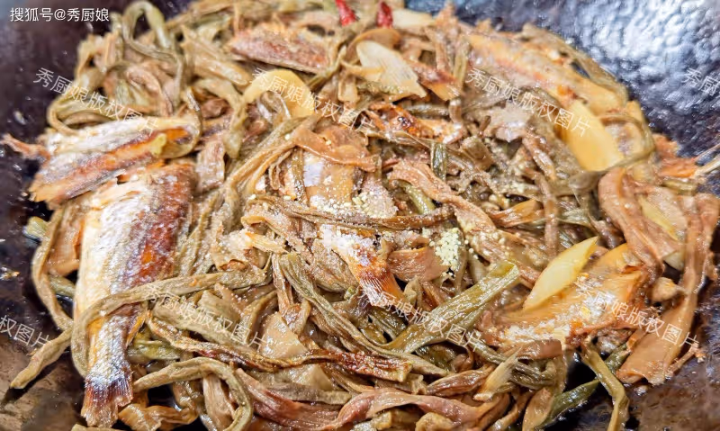 7月這菜使勁買,一次買20斤曬乾,吃一整年沒問題,燉菜燉肉真香