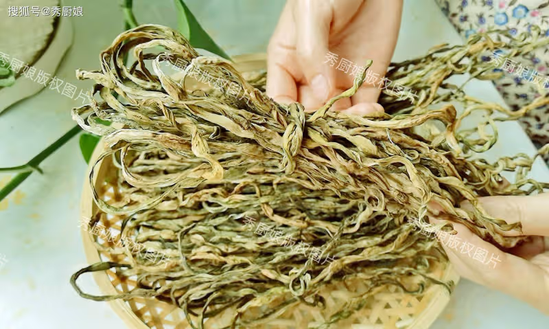 7月這菜使勁買,一次買20斤曬乾,吃一整年沒問題,燉菜燉肉真香