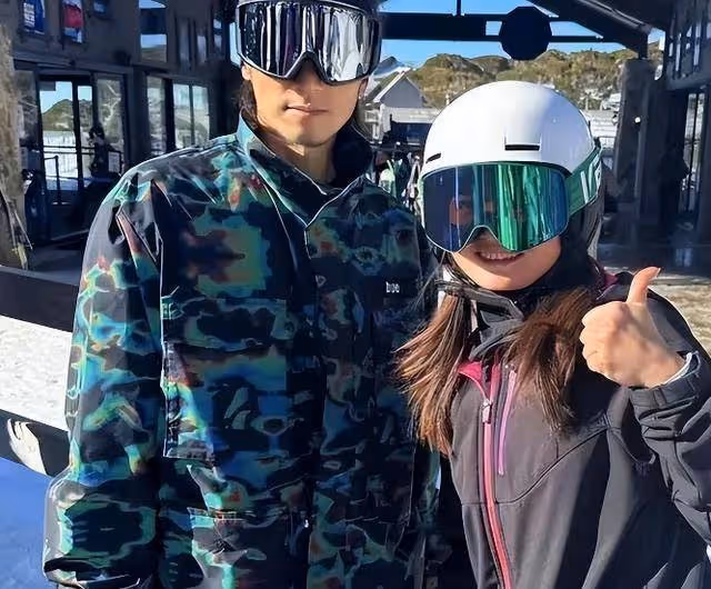 謝霆鋒與16歲長子搭肩返港，機場曬溫馨父子情，細節盡顯嚴父家教