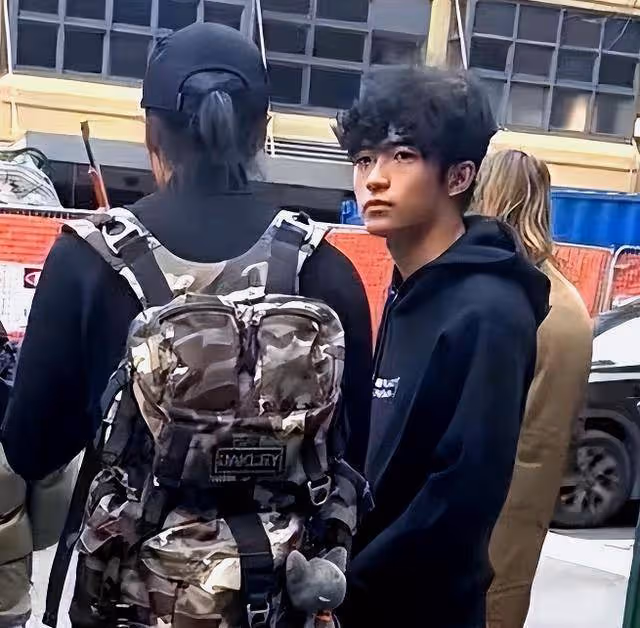 謝霆鋒與16歲長子搭肩返港,機場曬溫馨父子情,細節盡顯嚴父家教
