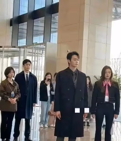 譚松韻新劇被吐槽!網友:穿得跟大媽似的,小手小腳撐不起職場服